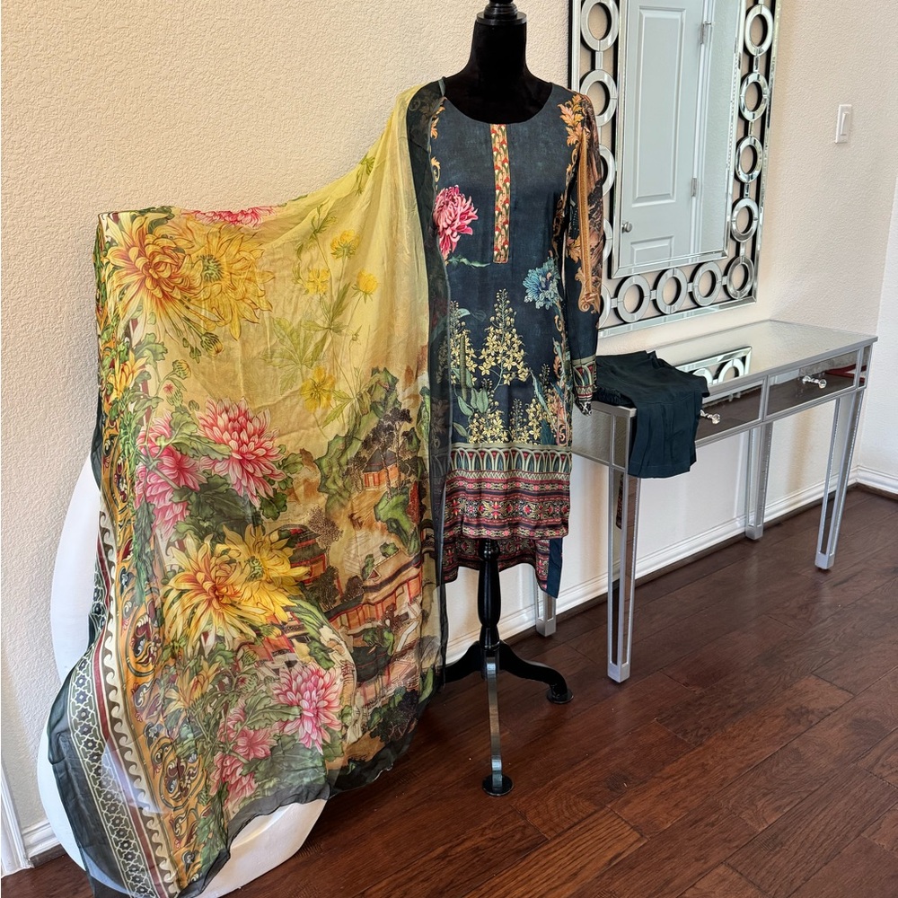 Pakistani/Indian Elegant Floral Print Sapphire silk and chafoon  Dress. M/L